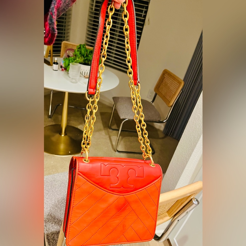 Amazing Tory Burch Purse in great pre loved condition!